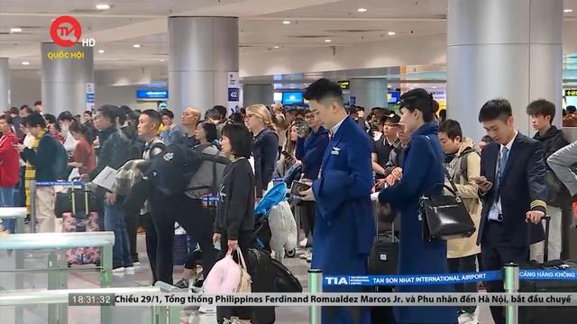 Sân bay Tân Sơn Nhất nhộn nhịp Việt kiều về quê ăn Tết