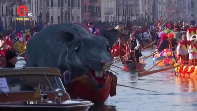 Diễu hành bằng thuyền đầy màu sắc ở Venice, Italy