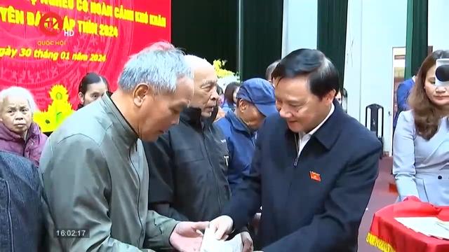 Phó Chủ tịch Quốc hội Nguyễn Khắc Định tặng quà Tết tại huyện Kiến Xương, Thái Bình