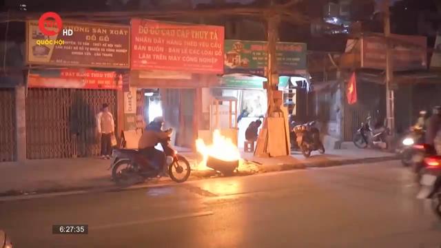 Hà Nội rét dưới 10 độ C, người dân đốt lửa trên vỉa hè sưởi ấm