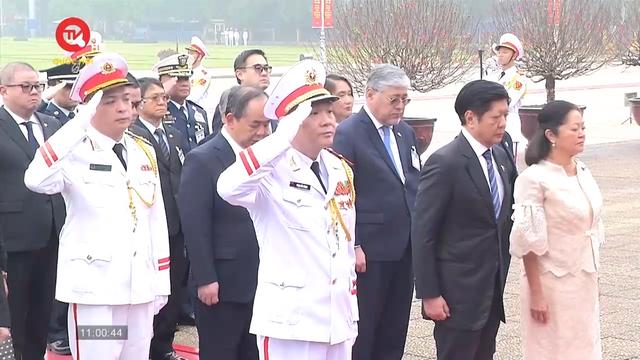 Tổng thống Philippines vào lăng viếng Chủ tịch Hồ Chí Minh 
