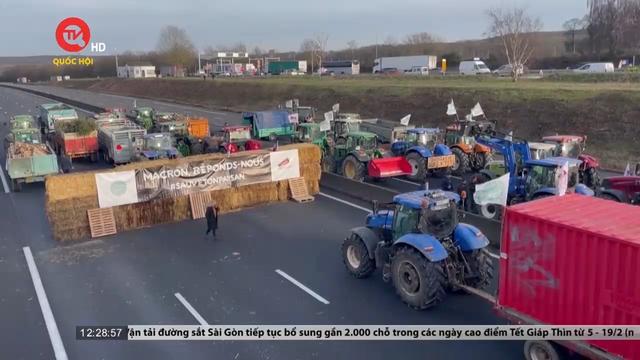 Nông dân Pháp biểu tình chặn nhiều tuyến đường vào Paris 