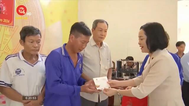 Trưởng Ban Công tác đại biểu trao tặng 01 tỷ đồng nhân dịp Tết Nguyên đán cho người dân biên giới tỉnh Đồng Tháp