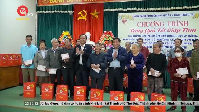 Bộ trưởng Bộ Kế hoạch và Đầu tư tặng quà Tết cho người dân Quảng Trị 