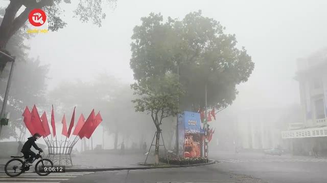 Hà Nội mịt mù trong sương sớm ngày 23 tháng Chạp