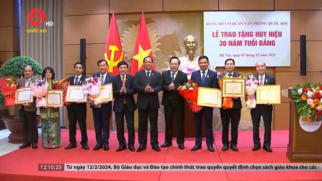 Đảng bộ cơ quan VPQH trao tặng huy hiệu 30 năm tuổi đảng cho Đảng viên 