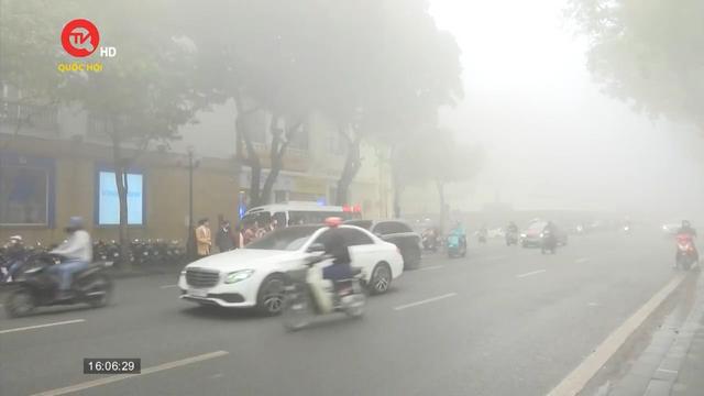 Người dân Hà Nội "đạp sương rẽ mù" đi học, đi làm 