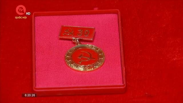 Đảng bộ cơ quan Văn phòng Quốc hội trao tặng huy hiệu 30 năm tuổi đảng cho Đảng viên