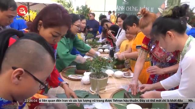 Bình Thuận: Du khách nước ngoài tự tay gói bánh chưng, trải nghiệm tết Việt