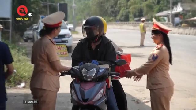 Lực lượng cảnh sát giao thông Quảng Ngãi hỗ trợ người dân về quê đón Tết 