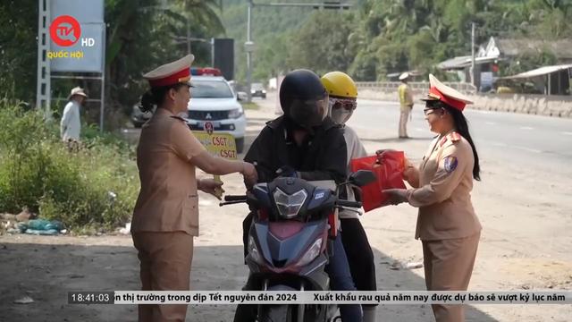 Quảng Ngãi: Cảnh sát giao thông tiếp sức người dân về quê 