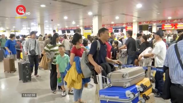 Hành khách vật vờ hàng giờ ở sân bay Tân Sơn Nhất vì đến quá sớm