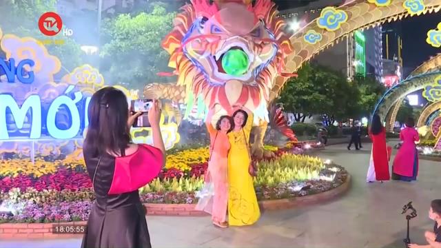 TPHCM: Linh vật rồng ở đường hoa Nguyễn Huệ thu hút khách tham quan
