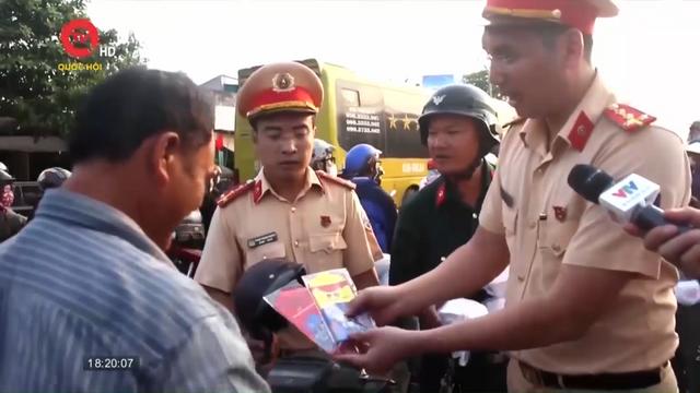Người dân về Tết bất ngờ nhận lì xì của CSGT TPHCM