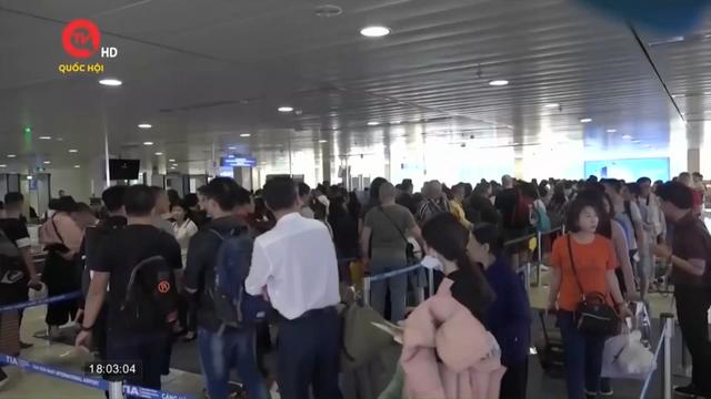 Sân bay Tân Sơn Nhất tấp nập hành khách về quê Tết