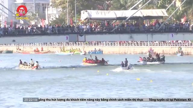 Sôi nổi lễ hội đua thuyền truyền thống của ngư dân Bình Thuận 
