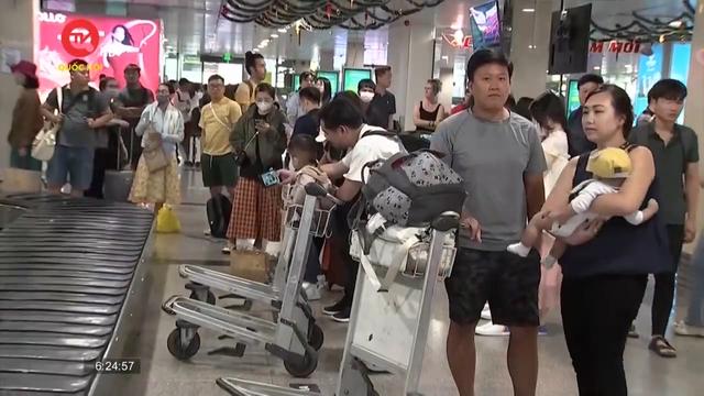Sân bay Tân Sơn Nhất tấp nập hành khách sau Tết Nguyên Đán