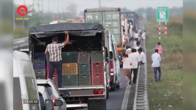 Kẹt xe 10km trên cao tốc Trung Lương - Mỹ Thuận do tai nạn ô tô liên hoàn