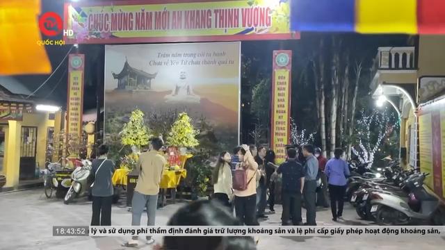 Hà Nội: Tấp nập người đến chùa Phúc Khánh làm lễ cầu an, bất chấp công điện của Thủ tướng