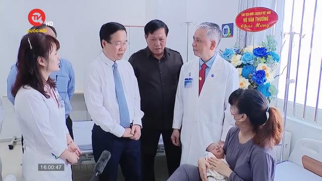 Chủ tịch nước thăm, chúc mừng y, bác sỹ bệnh viện Nhi Đồng 1