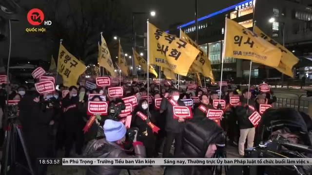 Bác sĩ Hàn Quốc biểu tình trước Văn phòng Tổng thống