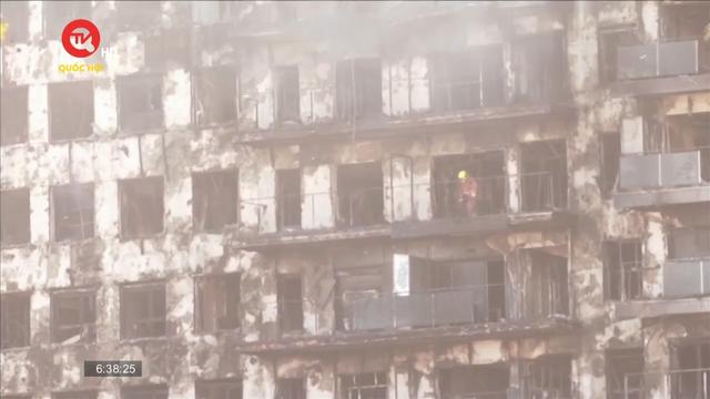 Thủ tướng Tây Ban Nha thị sát vụ cháy chung cư ở Tây Ban Nha