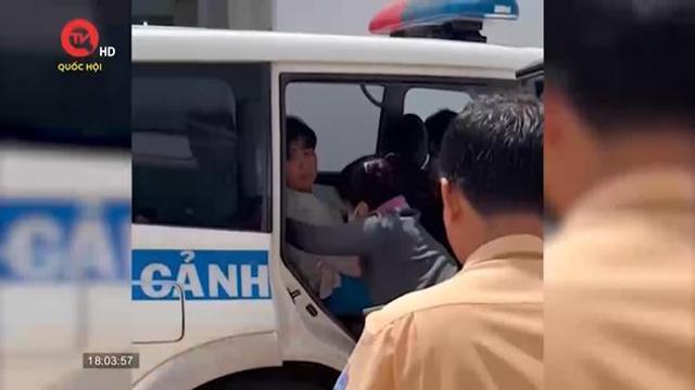 Cảnh sát giao thông An Giang hỗ trợ người bệnh đi cấp cứu kịp thời