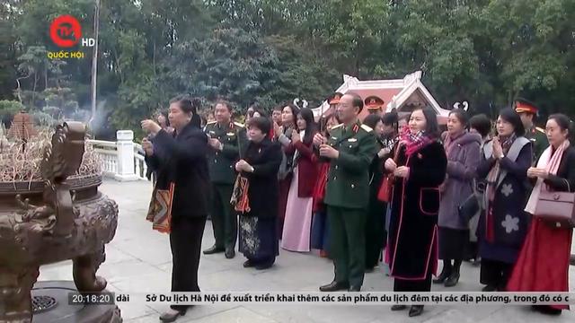 Nhóm nữ đại biểu Quốc hội dâng hương tưởng nhớ Chủ tịch Hồ Chí Minh tại khu Di tích lịch sử K9 Đá Chông