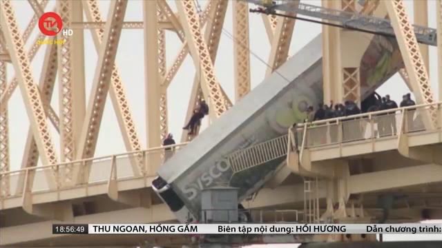 Giải cứu tài xế trong xe tải treo lơ lửng trên cầu tại Mỹ