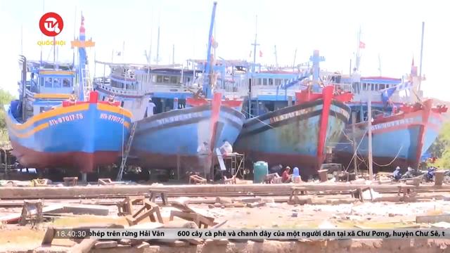 Nguy cơ cháy từ những trại sửa chữa tàu thuyền truyền thống ở Bình Thuận