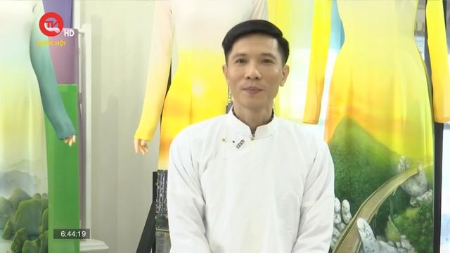 Khách mời hôm nay: Nhà thiết kế Trung Đinh 'bền bỉ hoạ một Việt Nam thu nhỏ trên áo dài'
