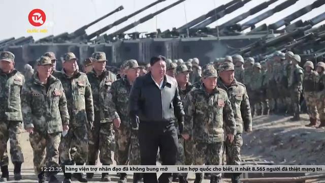 Nhà lãnh đạo Triều Tiên thị sát tập trận pháo binh