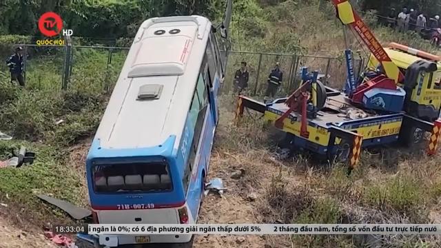 Ô tô chở 20 người lật trên cao tốc TPHCM - Trung Lương