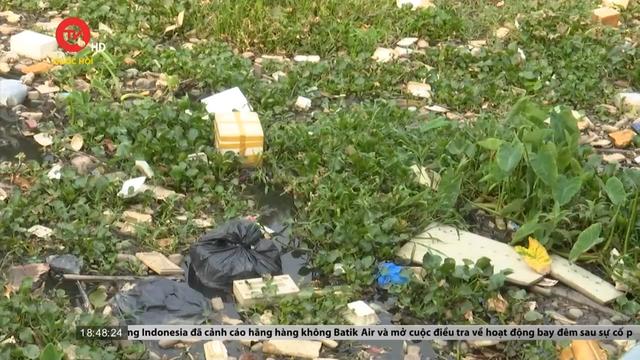 Kênh Nhiêu Lộc TPHCM bị hơn 100 tấn rác và lục bình bao phủ 