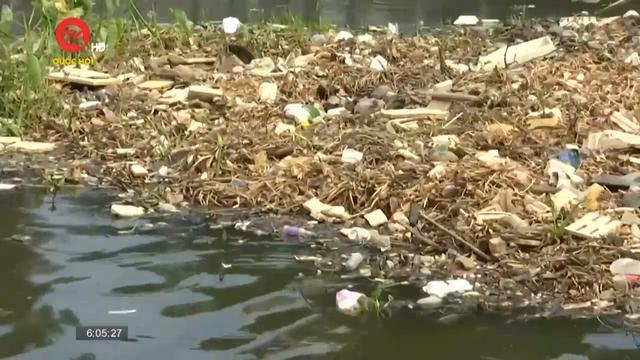 TPHCM: Hàng chục tấn rác thải hôi thối, dồn ứ trên kênh Nhiêu Lộc - Thị Nghè