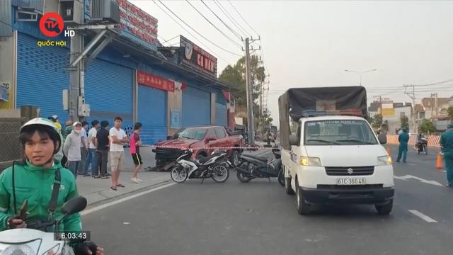 Bình Dương: Ô tô bán tải tông loạt xe máy khiến 5 người thương vong