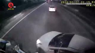 Điểm mù giao thông: Vượt ẩu, xe con gặp nạn trên cao tốc