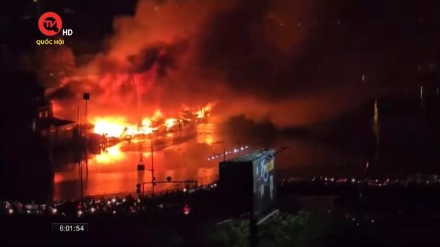 TPHCM: Cháy lớn thiêu rụi nhiều nhà ven kênh 