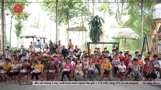 Trao yêu thương cho trẻ em khó khăn ở Lào Cai 