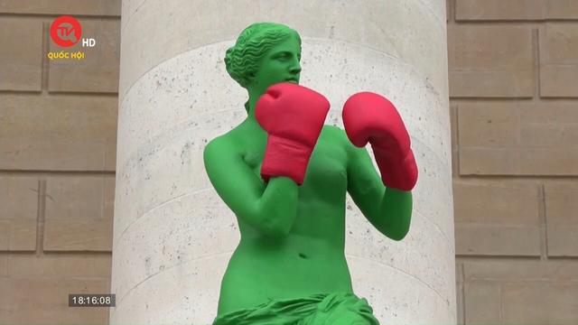 Công trình điêu khắc mang tinh thần thể thao trước tòa nhà Quốc hội Pháp