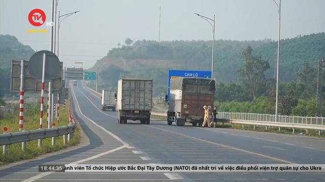 Nhiều xe container vào cao tốc Cam Lộ - La Sơn buộc phải quay đầu