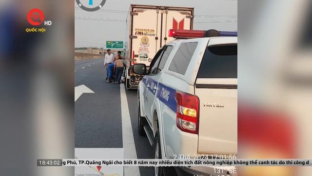 Hàng loạt xe ô tô vỡ lốp khi lưu thông tuyến Cam Lộ - La Sơn 