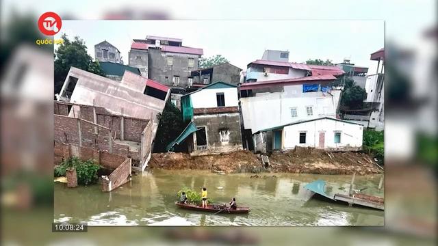 Bắc Ninh: Sạt lở mái đê, 6 ngôi nhà dân sụp xuống sông Cầu