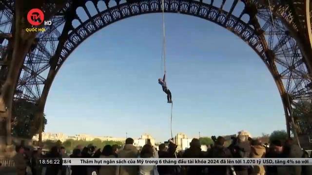 Phá kỷ lục thế giới với màn leo dây ở Tháp Eiffel 
