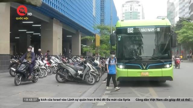 Bãi giữ xe ở ga đường sắt Cát Linh - Hà Đông cản trở người đi bộ 