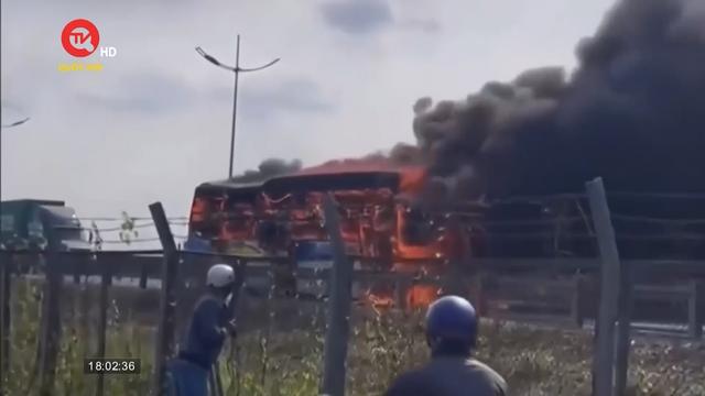 Xe chở khách cháy ngùn ngùn trên cao tốc TPHCM - Trung Lương