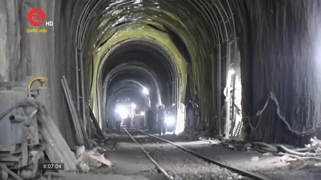 Bơm bê tông khắc phục sạt lở hầm đường sắt Bãi Gió