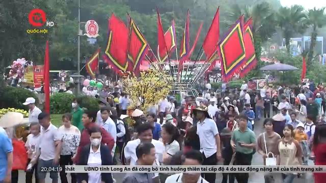 Người dân đổ về Đền Hùng ngày chính hội