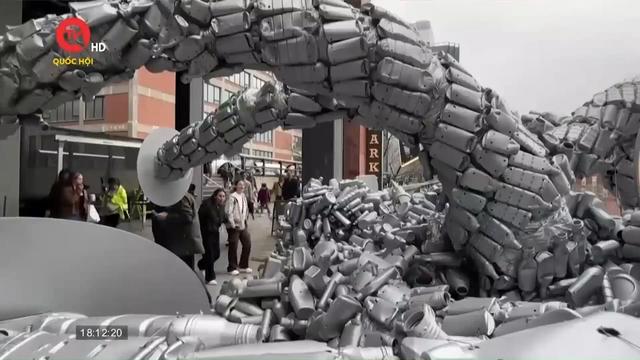 Bức điêu khắc làm từ rác thải nhựa tại New York, Mỹ 