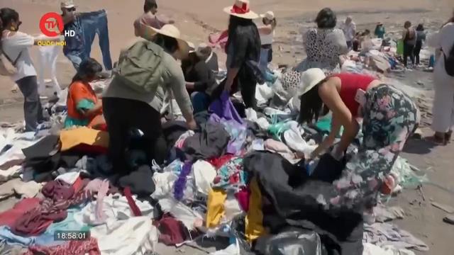Tái chế quần áo từ "núi rác" thời trang nhanh ở Chile 